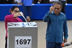 Cử tri bỏ phiếu bầu Quốc hội tại điểm bầu cử ở tỉnh Kandal, Campuchia. (Nguồn: AFP/TTXVN)