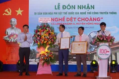 Trao Quyết định và Bằng Công nhận của Bộ Văn hóa, Thể thao và Du lịch đưa Nghề dệt choàng xã Long Khánh A vào danh mục Di sản Văn hóa Phi vật thể Quốc gia. (Ảnh: Nhựt An/TTXVN)