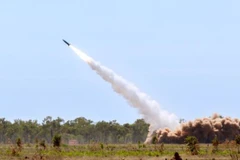 Tên lửa được phóng từ bệ phóng M142 HIMARS ở cơ sở huấn luyện Delamere. (Nguồn: Bộ Quốc phòng Australia)