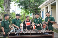 Các loại súng được lực lượng Bộ đội Biên phòng thu giữ tại xã Krông Na, huyện Buôn Đôn. (Ảnh: Tuấn Anh/TTXVN)