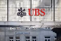 Biểu tượng ngân hàng UBS và Credit Suisse tại Zurich, Thụy Sĩ. (Ảnh: AFP/TTXVN)