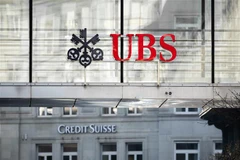 Biểu tượng ngân hàng UBS và Credit Suisse tại Zurich, Thụy Sĩ. (Ảnh: AFP/TTXVN)