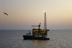 Giàn khoan dầu của Iran tại khu vực ngoài khơi Vịnh Persian. (Ảnh: IRNA/TTXVN)