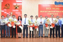 Phó Bí thư Thường trực Tỉnh ủy Đặng Ngọc Huy và các Ủy viên Ban Thường vụ Tỉnh ủy chúc mừng các Tỉnh ủy viên được phân công nhiệm vụ mới. (Nguồn: Báo Quảng Ngãi)