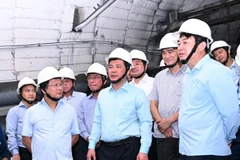 Bộ trưởng Bộ Công Thương cùng lãnh đạo tỉnh Quảng Ninh trực tiếp vào kiểm tra đường lò khu vực Cánh Gà. (Nguồn: Báo Công Thương) 