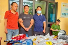 Đối tượng Nguyễn Mạnh Cường cùng tang vật. (Ảnh: TTXVN phát)