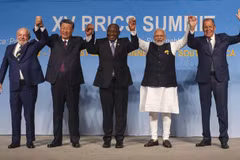 (Từ trái sang): Tổng thống Brazil Luiz Inacio Lula da Silva, Chủ tịch Trung Quốc Tập Cận Bình, Tổng thống Nam Phi Cyril Ramaphosa, Thủ tướng Ấn Độ Narendra Modi và Ngoại trưởng Nga Sergei Lavrov tại Hội nghị Thượng đỉnh BRICS ở Johannesburg (Nam Phi). (Ản