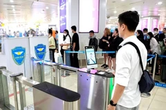 Hành khách làm thủ tục tại sân bay Nội Bài. (Ảnh: C06 cung cấp)