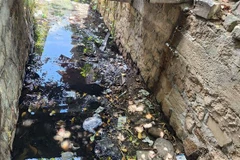 Con kênh hở gây mùi hôi thối ảnh hưởng đến sức khỏe của người dân sống dọc tuyến. (Ảnh: Sỹ Thắng/TTXVN)