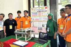 Em Trần Cao Anh Khoa (mặc áo đen) bên sản phẩm đạt huy chương Vàng và giải đặc biệt tại Cuộc thi. (Nguồn: Cổng thông tin điện tử Sở Giáo dục và Đào tạo tỉnh Lâm Đồng)