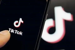 Biểu tượng TikTok trên màn hình điện thoại. (Ảnh: Kyodo/TTXVN)