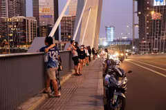 Nhiều phương tiện dừng đỗ trái phép, người dân tụ tập trên cầu Ba Son vào buổi tối, biến đây thành điểm đen về tai nạn giao thông. (Ảnh: Hồng Đạt/TTXVN)