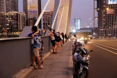 Nhiều phương tiện dừng đỗ trái phép, người dân tụ tập trên cầu Ba Son vào buổi tối, biến đây thành điểm đen về tai nạn giao thông. (Ảnh: Hồng Đạt/TTXVN)