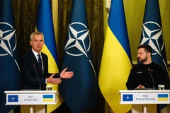Tổng Thư ký NATO Jens Stoltenberg (trái) và Tổng thống Ukraine Volodymyr Zelensky trong cuộc họp báo tại Kiev ngày 20/4. (Ảnh: AFP/TTXVN)