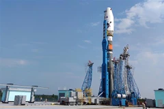 Tên lửa đẩy Soyuz 2.1b mang theo tàu thăm dò Mặt Trăng Luna-25 đặt trên bệ phóng tại sân bay vũ trụ Vostochny, Nga. (Ảnh: AFP/TTXVN)