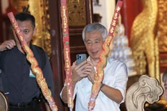 Thủ tướng Cộng hòa Singapore Lý Hiển Long ghi lại những hình ảnh, nét văn hóa của Thủ đô. (Ảnh: An Đăng/TTXVN)