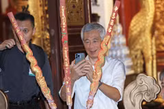 Thủ tướng Cộng hòa Singapore Lý Hiển Long ghi lại những hình ảnh, nét văn hóa của Thủ đô. (Ảnh: An Đăng/TTXVN)