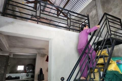 Gia đình bà Phan Gái (xã Quảng Phước, huyện Quảng Điền) vui mừng được "thay áo" cho mái nhà tranh vách gỗ bằng một ngôi nhà mới "3 cứng" có gác lửng an toàn. (Ảnh: Mai Trang/TTXVN)