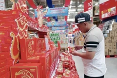Người tiêu dùng Thành phố Hồ Chí Minh chọn mua bánh Trung Thu. (Ảnh: Mỹ Phương/TTXVN)