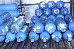 Bình đựng khí cười được chuyển đến quán Pub Chaos. (Ảnh: TTXVN phát)