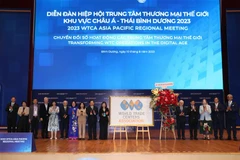 Lãnh đạo tỉnh Bình Dương tặng hoa chúc mừng Diễn đàn. (Ảnh: Dương Chí Tưởng/TTXVN)