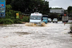 Mưa lớn gây ngập úng, khó khăn cho các phương tiện tham gia giao thông. Ảnh minh họa. (Ảnh: Vũ Quang/TTXVN)