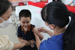 Tiêm vaccine phòng COVID-19 cho trẻ em. (Ảnh: Danh Lam/TTXVN)