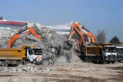 Dọn dẹp đống đổ nát sau trận động đất tại Adiyaman, Thổ Nhĩ Kỳ, ngày 18/2. (Ảnh: THX/TTXVN)
