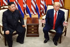 Tổng thống Mỹ Donald Trump (phải) và nhà lãnh đạo Triều Tiên Kim Jong-un trong cuộc gặp ở làng đình chiến Panmunjom tại Khu phi quân sự (DMZ) chiều 30/6/2019. (Ảnh: AFP/TTXVN)