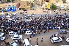 Người biểu tình tập trung tại Khartoum, Sudan, ngày 13/7/2019. (Ảnh: THX/ TTXVN)