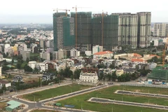 Chung cư, nhà cao tầng đang được xây dựng ngày càng nhiều ở quận 2 để giải quyết nhu cầu về chỗ ở của người lao động. (Ảnh: Thanh Vũ/TTXVN)