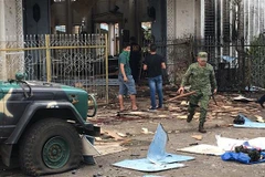 Cảnh sát và binh sỹ điều tra tại hiện trường vụ đánh bom liều chết ở Jolo, tỉnh Sulu, Philippines, ngày 27/1/2019. (Ảnh: THX/ TTXVN)