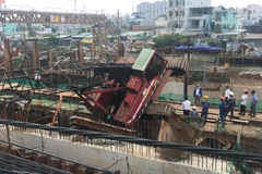 Các đơn vị chức năng kiểm tra, xử lý cần cẩu đơn vị thi công dự án chống ngập, do Trung Nam Group làm chủ đầu tư. (Ảnh: Thanh Vũ/TTXVN)