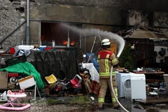 Lực lượng cứu hỏa đang nỗ lực khống chế đám cháy. (Ảnh: Phạm Thắng/TTXVN)