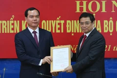 Đồng chí Phạm Minh Chính trao Quyết định của Ban Chấp hành Trung ương cho đồng chí Nguyễn Đình Khang. (Ảnh: Dương Giang/TTXVN)
