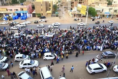 Người biểu tình tập trung tại Khartoum, Sudan, ngày 13/7/2019. (Ảnh: THX/ TTXVN)