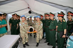 Thượng tướng Nguyễn Chí Vịnh, Thứ trưởng Bộ Quốc phòng kiểm tra công tác chuẩn bị Bệnh viện dã chiến cấp 2 số 2. (Ảnh: Dương Giang/TTXVN)