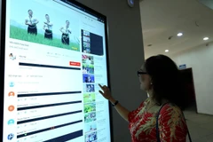 Du khách tìm hiểu thông tin trên thiết bị tra cứu thông tin tại Bảo tàng Chiến thắng Điện Biên Phủ. (Ảnh minh họa: Phan Tuấn Anh/TTXVN)