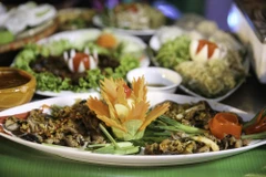 Món lươn mới được các nghệ nhân chế biến. (Ảnh: Bích Huệ/TTXVN)