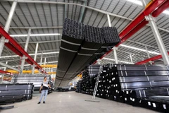 Nhà máy sản xuất thép Công ty cổ phần Thép Nguyễn Tín tại khu công nghiệp Thuận Đạo (Long An). (Ảnh: Danh Lam/TTXVN)