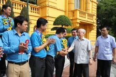 Tổng Bí thư, Chủ tịch nước Nguyễn Phú Trọng với các Chủ tịch công đoàn cơ sở tiêu biểu và cán bộ công đoàn. (Ảnh: Trí Dũng/TTXVN)