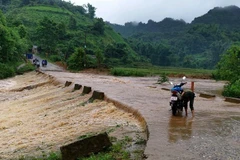 Mưa lớn và kéo dài nên nước dâng cao gây ngập ngầm tràn tại km 13+200. (Ảnh: Việt Hoàng/TTXVN)