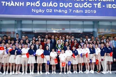 Thủ tướng Nguyễn Xuân Phúc với các bộ, giáo viên, học sinh thành phố giáo dục quốc tế IEC - Quảng Ngãi. (Ảnh: Thống Nhất/TTXVN)