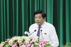 Chủ tịch Hội đồng Nhân dân tỉnh Vĩnh Long Bùi Văn Nghiêm phát biểu tại kỳ họp. (Ảnh: Phạm Minh Tuấn/TTXVN)