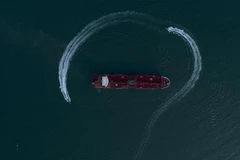 Tàu tuần tra của Lực lượng Vệ binh Cách mạng Hồi giáo Iran bao vây tàu chở dầu mang cờ Anh Stena Impero ở gần eo biển Hormuz, Iran ngày 21/7/2019. (Ảnh: THX/TTXVN)