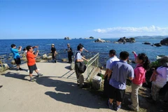 Khách du lịch tham quan núi Kumgang, Triều Tiên. (Ảnh: AFP/ TTXVN)