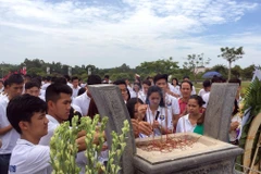 Các bạn trẻ dâng hương tại quần thể Tượng đài Mẹ Việt Nam anh hùng ở thành phố Tam Kỳ. (Ảnh: Đỗ Trưởng/TTXVN)