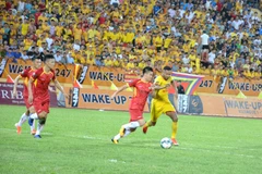 Pha tranh bóng giữa hai đội. (Ảnh Công Luật/TTXVN)