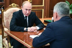 Tổng thống Nga Vladimir Putin (trái) chỉ thị Bộ trưởng Quốc phòng Sergei Shoigu điều tra về vụ cháy tàu ngầm, trong cuộc họp tại Moskva ngày 2/7. (Ảnh: AFP/TTXVN)