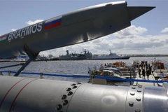 Tên lửa siêu thanh BrahMos được trưng bày tại Triển lãm quốc phòng hàng hải quốc tế ở Saint Petersburg, Nga, ngày 28/6/2017. (Ảnh: AFP/ TTXVN)